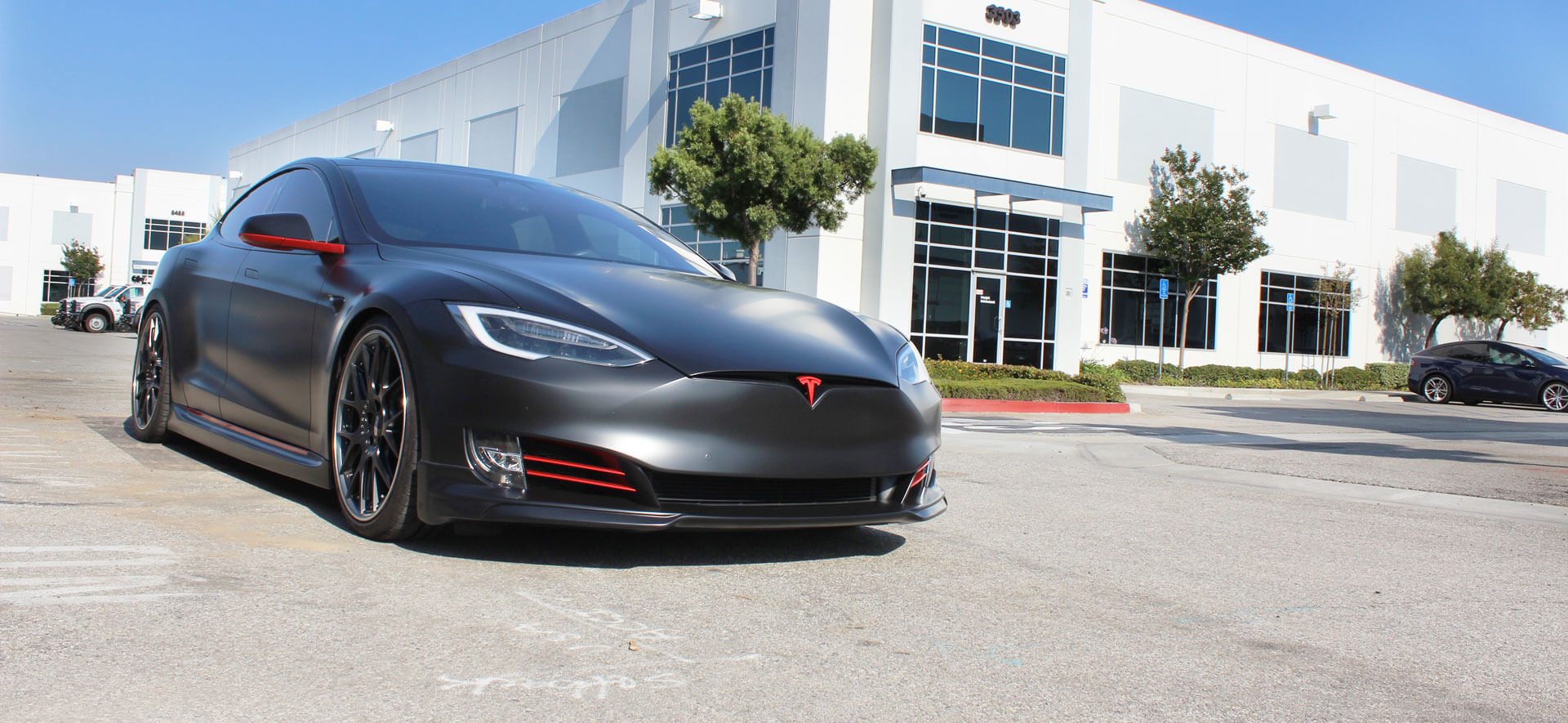 Tesla: Μείωσε κατά 6% τις τιμές στα Model S και Model X