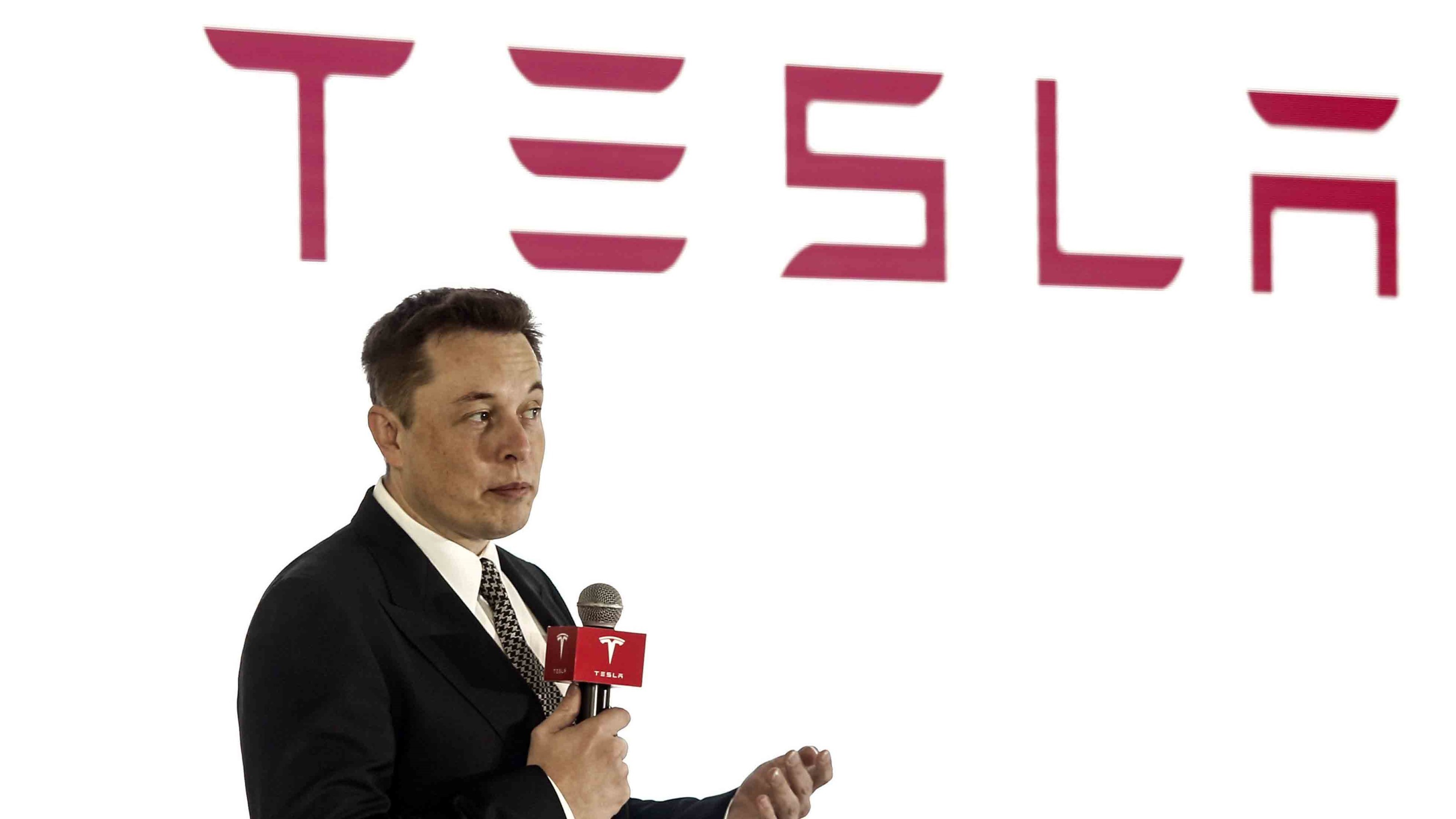 Ο Elon Musk επιβεβαιώνει ότι ήθελε να πουλήσει τον Tesla στην Apple