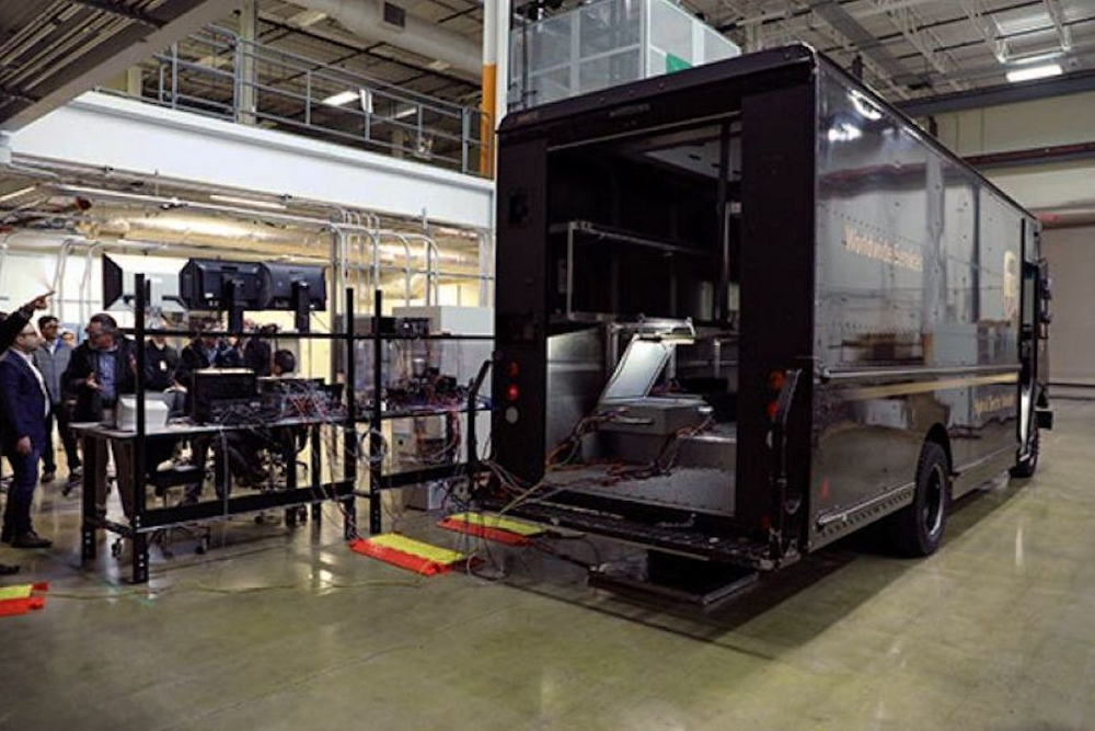 Ερευνητές καταφέρνουν να φορτίσουν ασύρματα φορτηγάκι της UPS