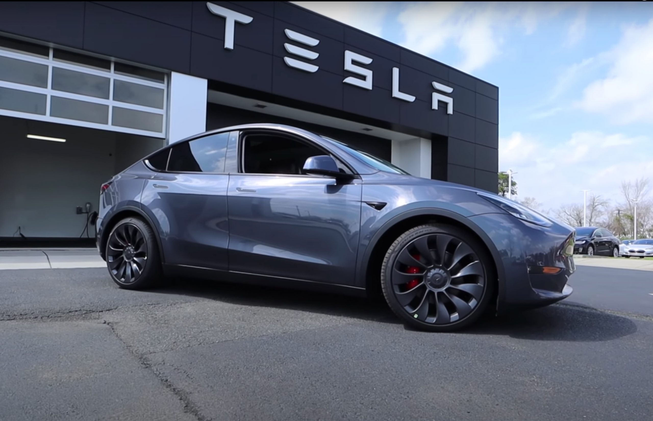 Η γυάλινη οροφή ενός ολοκαίνουργιου Tesla Model Y άφησε τη θέση της στον αυτοκινητόδρομο [video]
