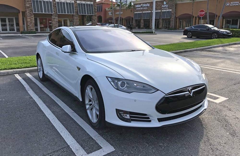 Ο τυχερός οδηγός αγόρασε ένα Tesla Model S με μόλις 15.000 $