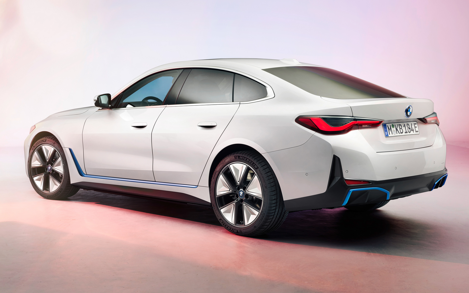 Η BMW παρουσιάζει το πλήρως ηλεκτρικό sedan i4
