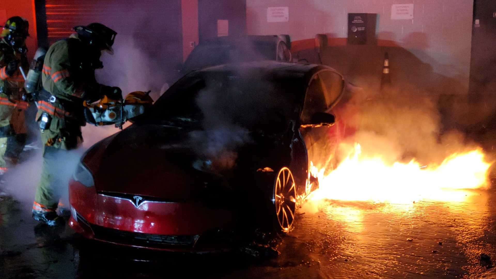 Ένα Tesla Model S P100D πιάνει φωτιά στις ΗΠΑ