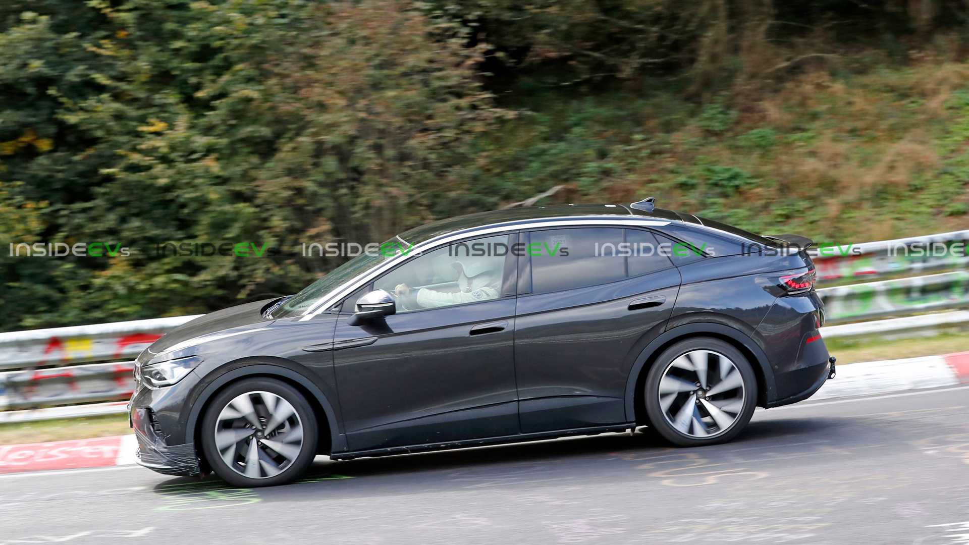 Το Volkswagen ID.5 εμφανίζεται σε δοκιμές στην πίστα του Nurburgring