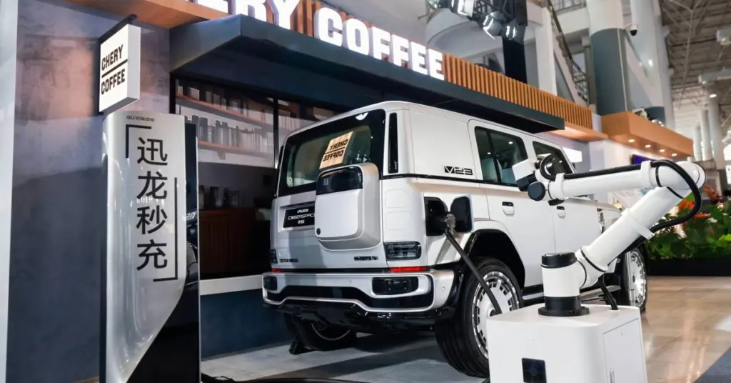 Ηλεκτρικό αυτοκίνητο της Chery συνδεδεμένο σε ταχυφορτιστή υψηλής ισχύος