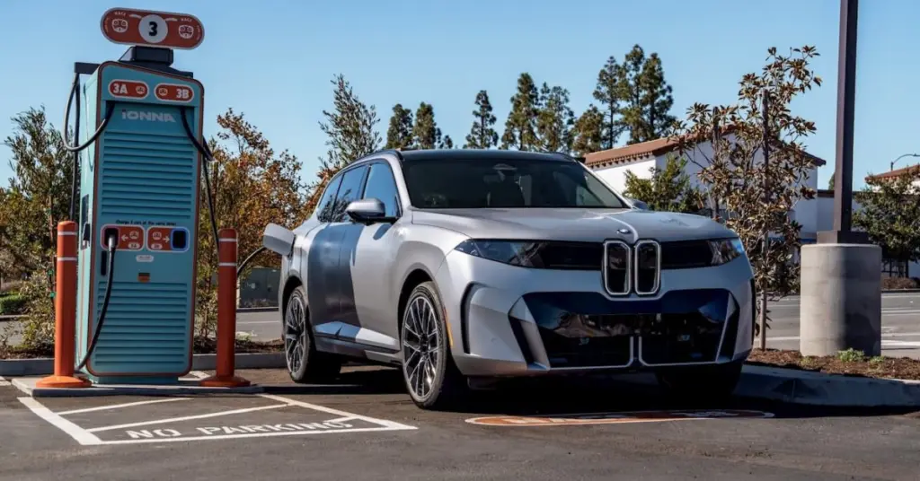 Το ηλεκτρικό SUV BMW iX5 συνδεδεμένο σε φορτιστή υψηλής ισχύος