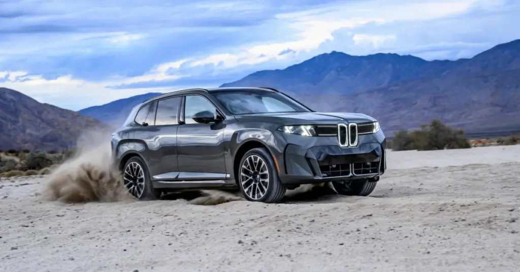 Το ηλεκτρικό BMW iX5 παρκαρισμένο δίπλα στο απερχόμενο BMW X5