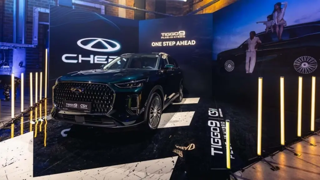 Σταθμός υπερταχείας φόρτισης της Chery με ηλεκτρικό αυτοκίνητο συνδεδεμένο στον φορτιστή