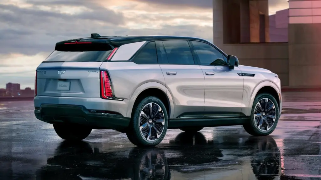 Το εσωτερικό του ηλεκτρικού Cadillac Lyriq με την οθόνη του συστήματος OnStar