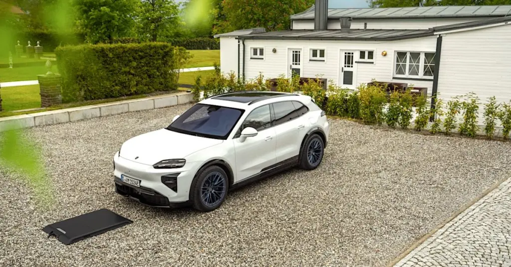 Η ηλεκτρική Porsche Cayenne Electric σταθμευμένη πάνω από πλάκα ασύρματης φόρτισης