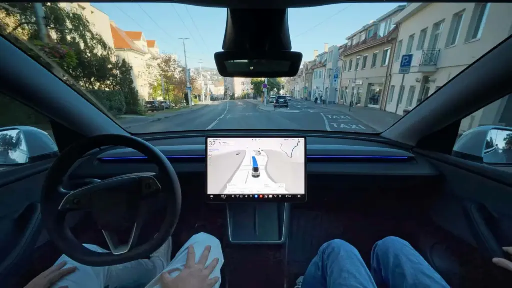 Tesla Model Y με FSD σε στενό δρόμο της Μπρατισλάβα