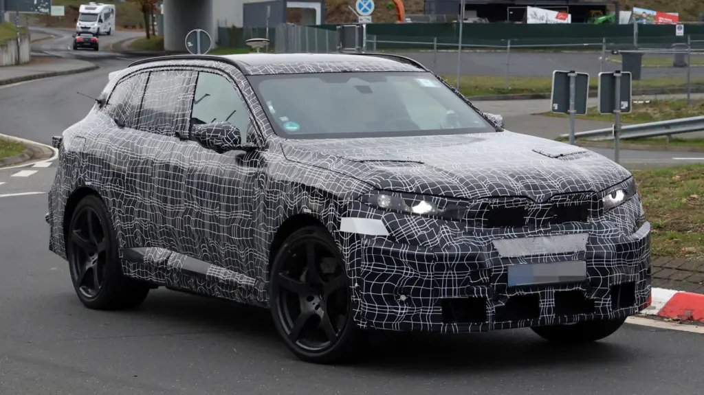 Καμουφλαρισμένο πρωτότυπο της επόμενης BMW X5 M σε δοκιμές κοντά στο Nürburgring
