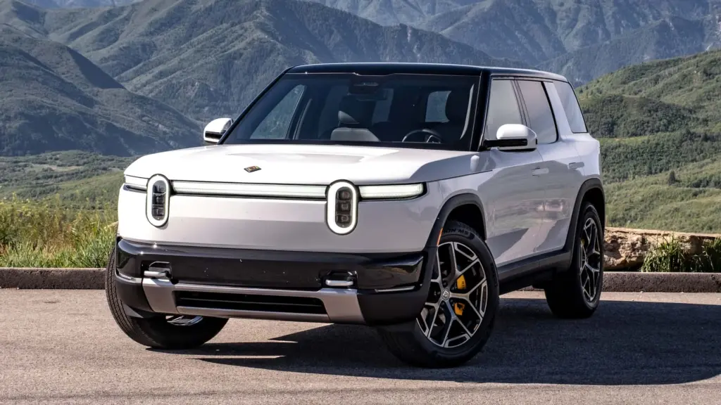 Ηλεκτρικό SUV Rivian R2 εν κινήσει σε δρόμο