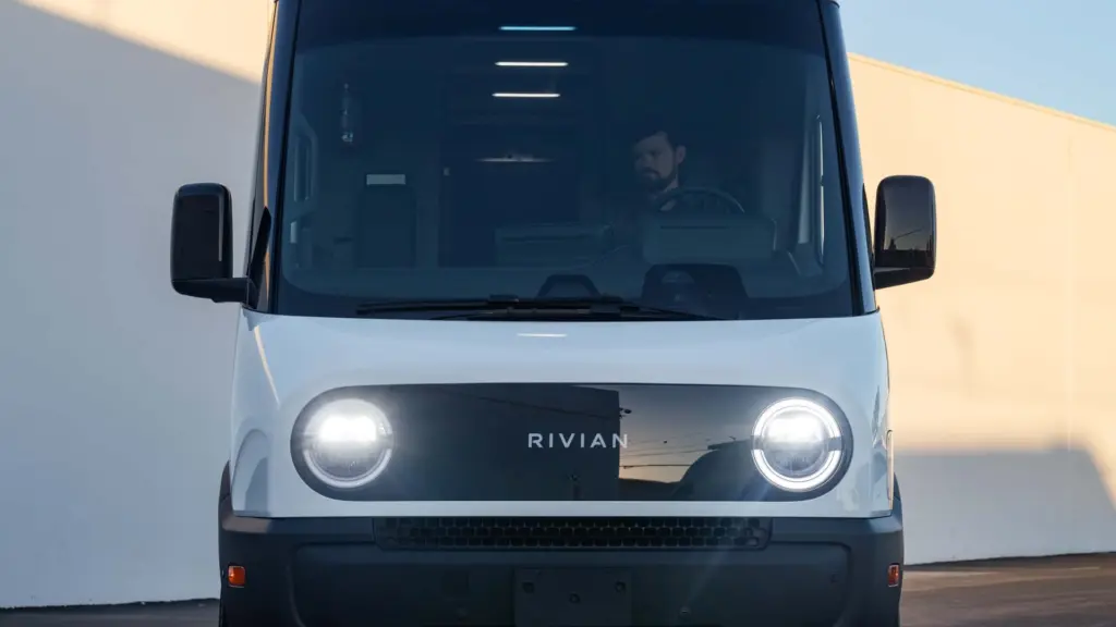 Το ηλεκτρικό βαν Rivian Commercial Van σε δρόμο
