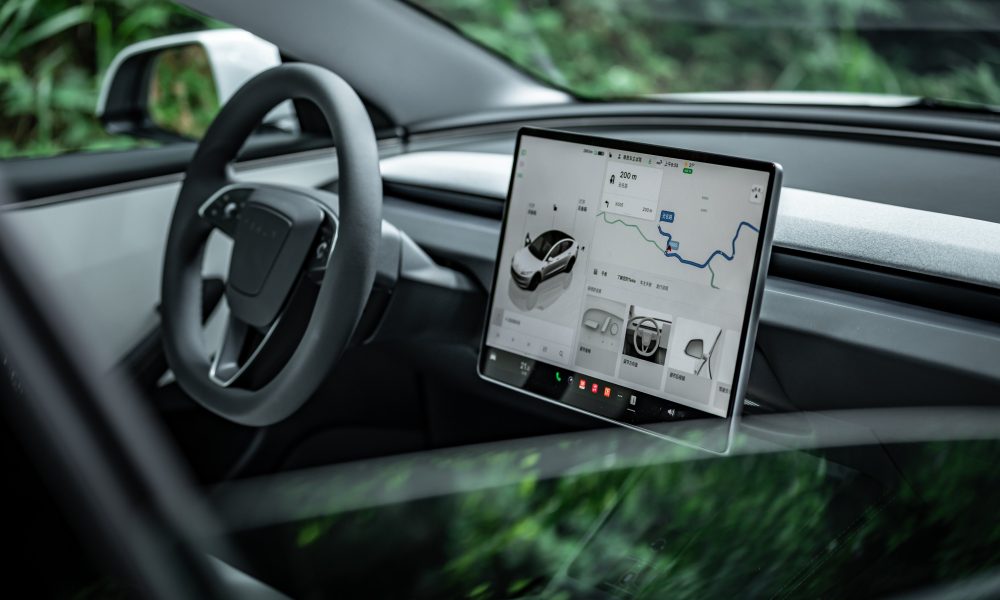 Tesla με ενεργό το σύστημα υποβοήθησης οδηγού Tesla Assisted Driving σε ευρωπαϊκό δρόμο