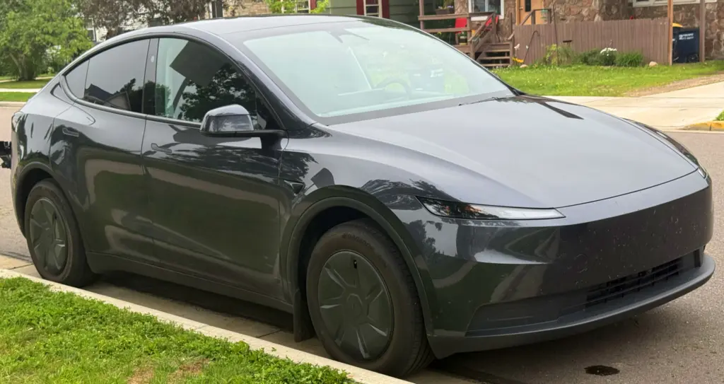 Εσωτερικό Tesla Model Y με την οθόνη του Full Self-Driving