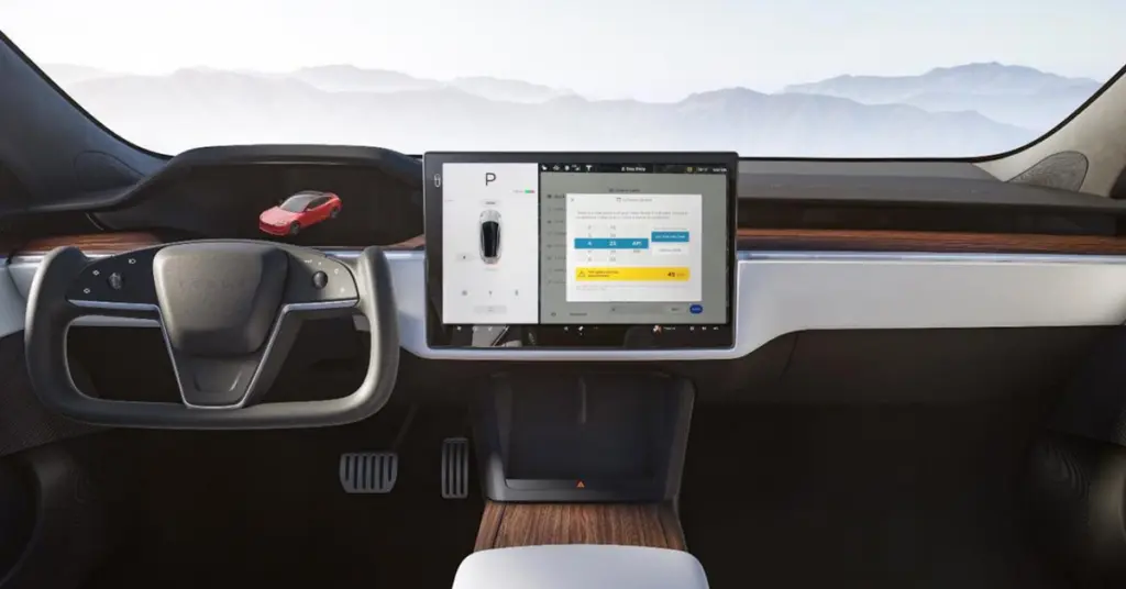 Αυτοκίνητο Tesla με ενεργό το σύστημα FSD σε αστικό δρόμο