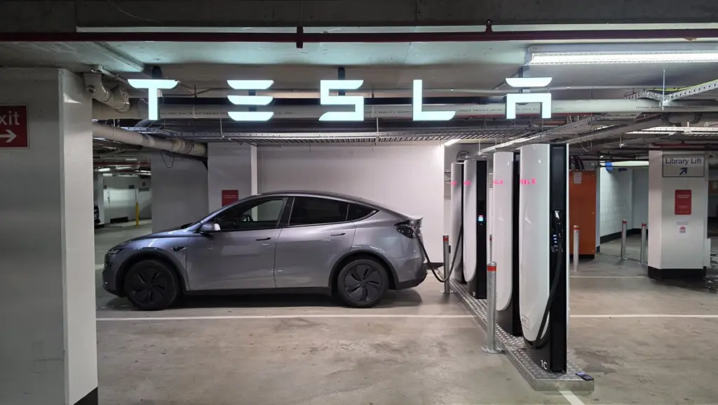 Σταθμός φόρτισης Tesla Supercharger V4 στο Σίδνεϊ