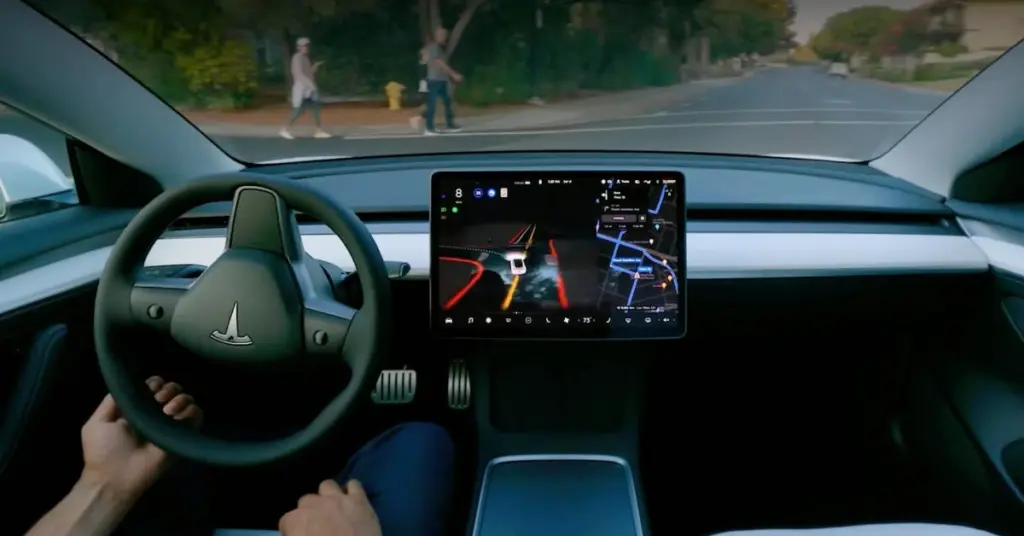 Όχημα Tesla της υπηρεσίας Robotaxi σε αστικό δρόμο των ΗΠΑ