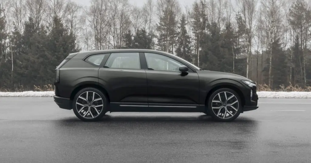 Το ηλεκτρικό SUV Volvo EX60 σε κίνηση