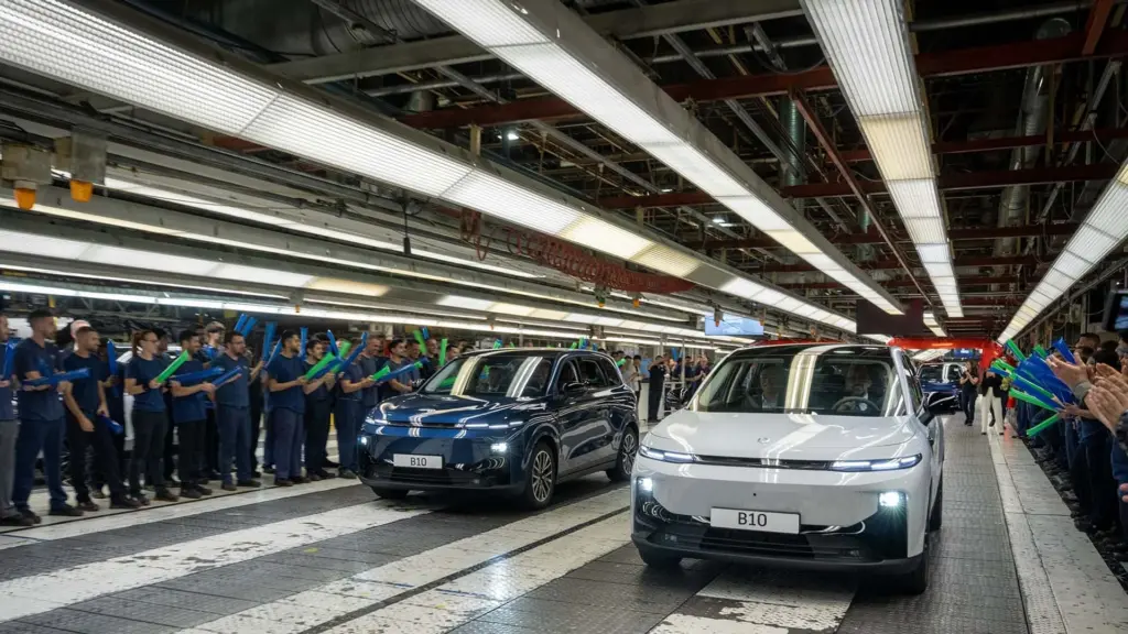 Το ηλεκτρικό crossover Leapmotor B10 στη γραμμή παραγωγής της Stellantis στη Σαραγόσα