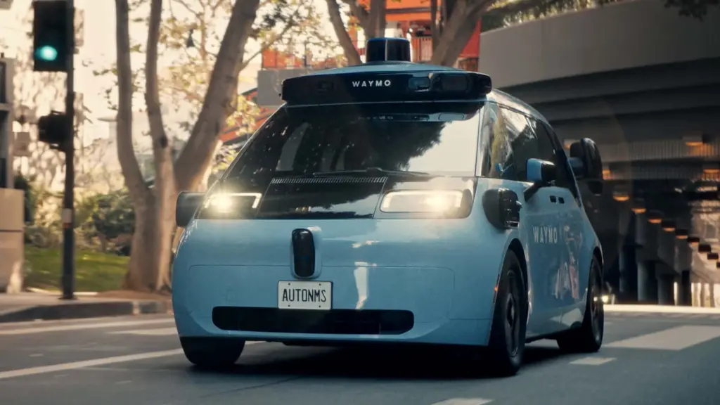 Αυτόνομο ρομποταξί της Waymo σε δρόμο πόλης των ΗΠΑ