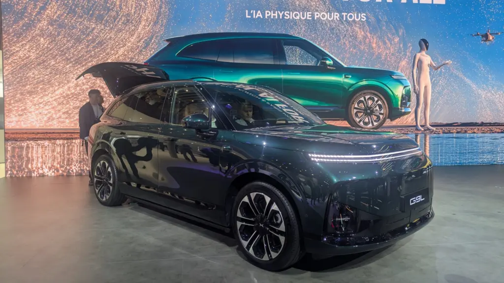 Το ηλεκτρικό SUV τριών σειρών XPeng G9L στην Έκθεση του Παρισιού