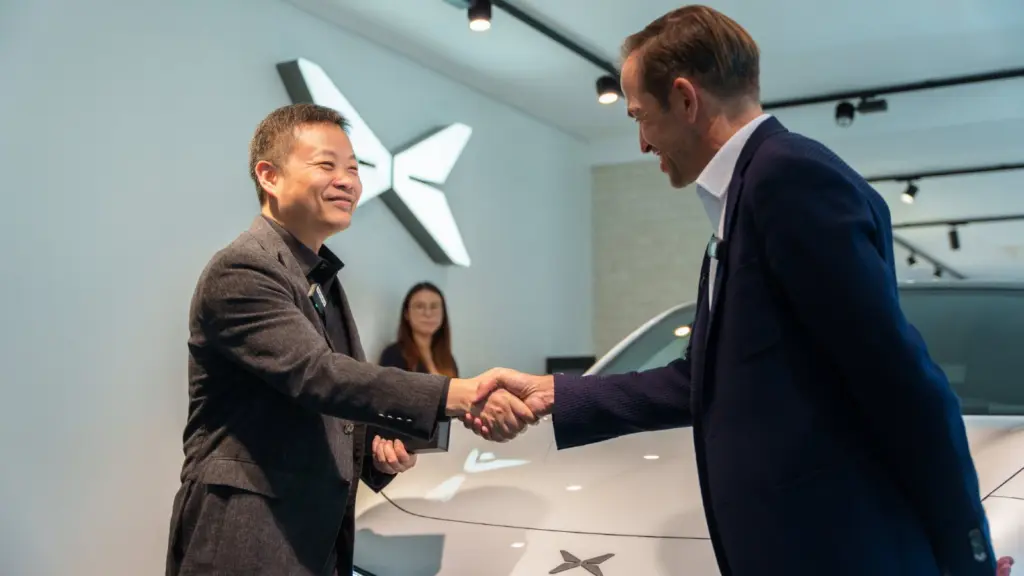 Το ηλεκτρικό SUV XPeng Mona L03 κατά την πρώτη παράδοση στο Παρίσι