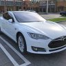 Ένας τυχερός οδηγός αγόρασε το Tesla Model S για μόλις 15.000 δολάρια