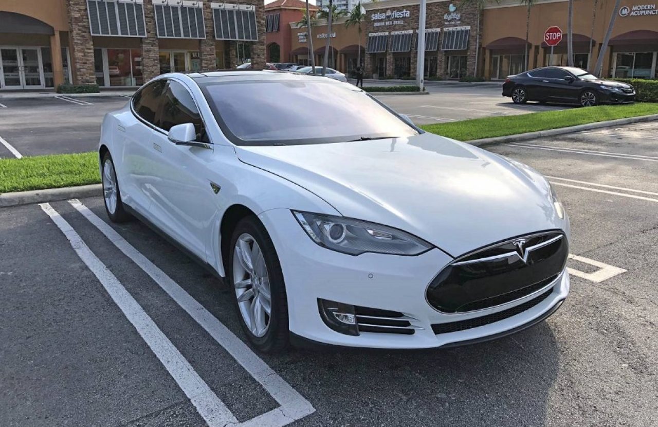 Ένας τυχερός οδηγός αγόρασε το Tesla Model S για μόλις 15.000 δολάρια